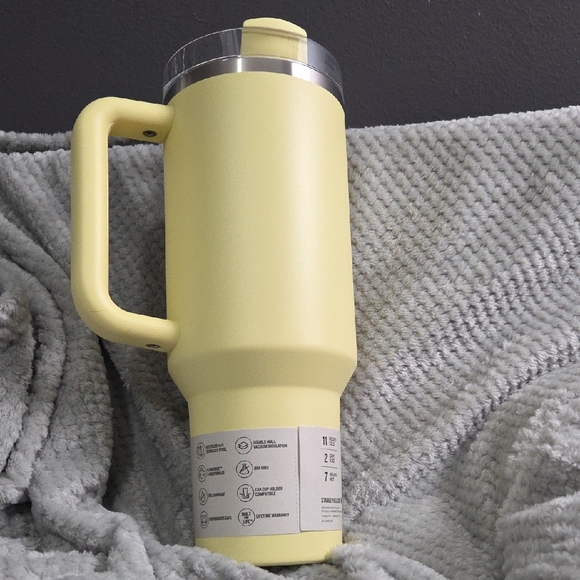 Stanley Lemon Quencher Tumbler with Handle - Picture 5 of 5